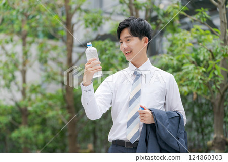 辦公室職員在公園喝水 辦公室職員在公園喝水 124860303