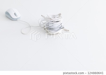 滑鼠和捲繞的充電線 124860641