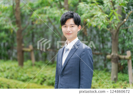 一個年輕的商人帶著微笑 124860672