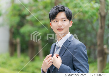 一個年輕的商人帶著微笑 124860798