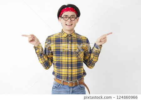 秋葉原風格的男子在白色背景上指向左邊和右邊 124860966