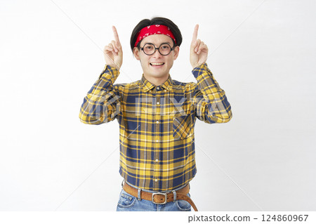 秋葉原風格的男人指向白色背景 124860967