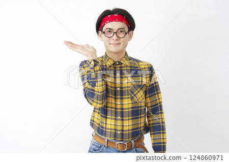 秋葉原風格的男子，手掌指向白色背景的左側 124860971