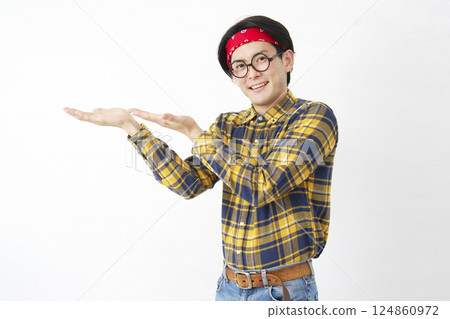 秋葉原風格的男子，手掌指向白色背景的左側 124860972