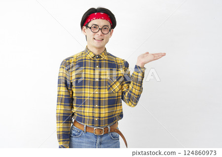 秋葉原風格的男子，手掌指向白色背景的右側 124860973