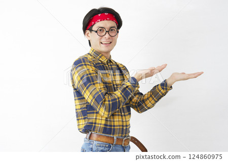 秋葉原風格的男子，手掌指向白色背景的右側 124860975