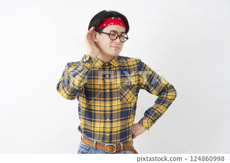 秋葉原風格的男人用手摀住耳朵聆聽，白色背景 124860998