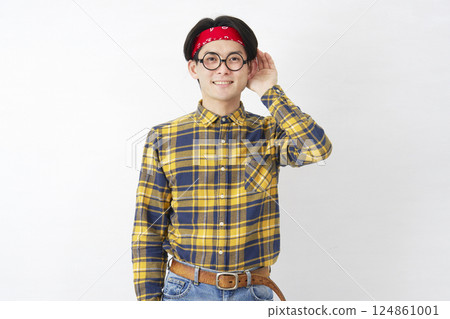 秋葉原風格的男人用手摀住耳朵聆聽，白色背景 124861001