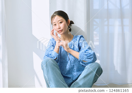 Women's portrait 124861165