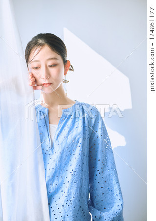 Women's portrait 124861177