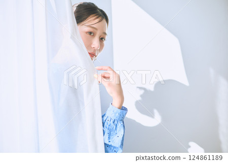 Women's portrait 124861189