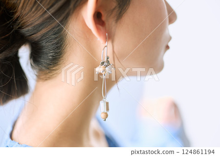 Women's portrait 124861194