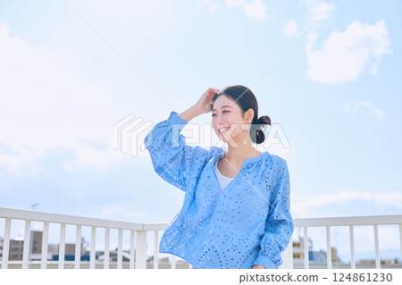 Female outdoor portrait 124861230