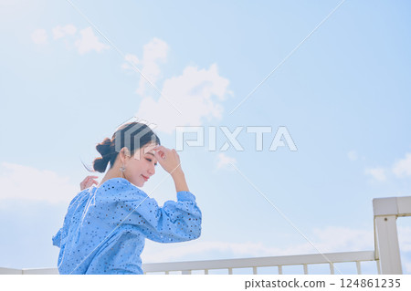 Female outdoor portrait 124861235