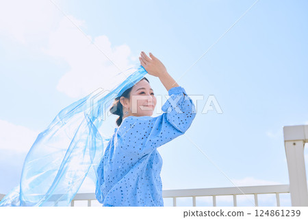 Female outdoor portrait 124861239