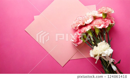 粉紅色背景上的康乃馨花束。母親節圖片。表達感激之情。 粉紅色背景上的康乃馨花束。母親節圖片。表達感激之情。 124861418