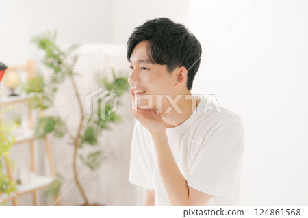 A man who feels the moisture of the skin 124861568