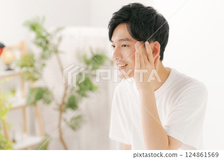 A man who feels the moisture of the skin A man who feels the moisture of the skin 124861569