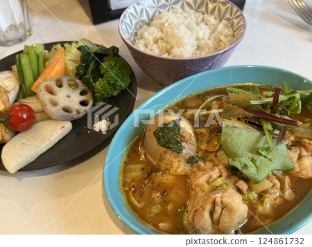 Delicious chicken medicinal soup curry set meal Delicious chicken medicinal soup curry set meal 124861732
