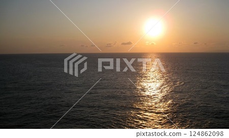 在海上日落 在海上日落 124862098