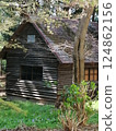 大山深處廢棄村莊的木製平房式建築場景 124862156