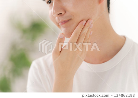 做護膚的年輕人 124862198