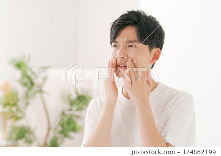 做護膚的年輕人 124862199