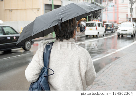 雨中撐傘的老人 雨中撐傘的老人 124862364