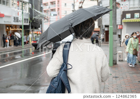 雨中撐傘的老人 124862365