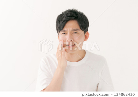 感覺皮膚濕潤的男人 感覺皮膚濕潤的男人 124862430