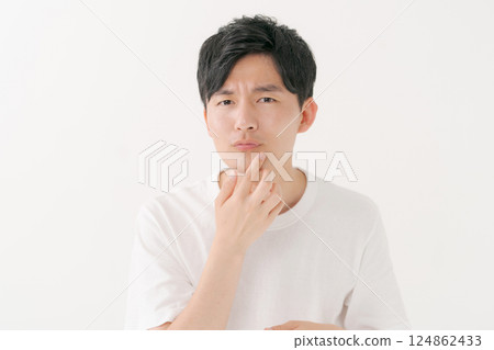 A man who feels the moisture of the skin A man who feels the moisture of the skin 124862433