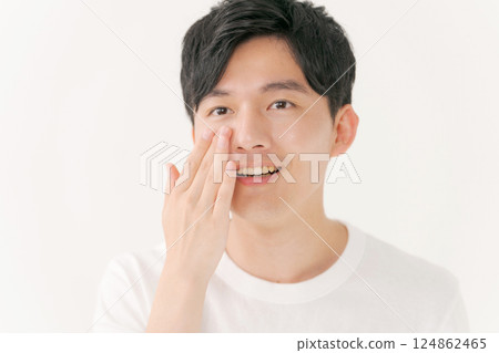 A man who feels the moisture of the skin 124862465