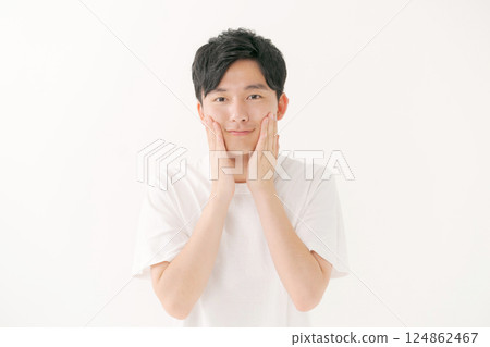 A man who feels the moisture of the skin 124862467