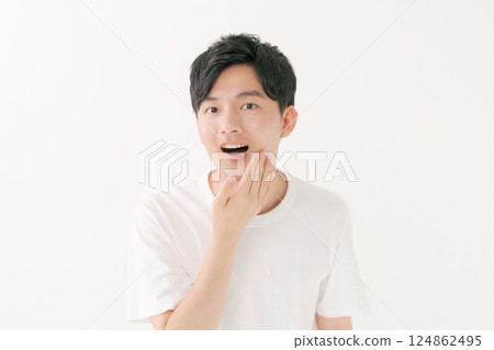 A man who feels the moisture of the skin A man who feels the moisture of the skin 124862495