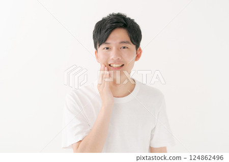 感覺皮膚濕潤的男人 感覺皮膚濕潤的男人 124862496