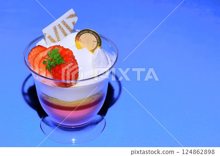 用蛋糕招待客人 124862898