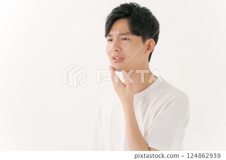 關心皮膚粗糙的男人 關心皮膚粗糙的男人 124862939