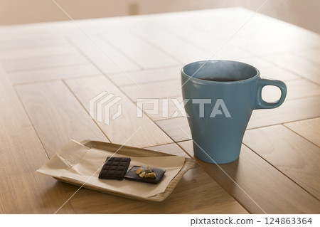 Coffee and chocolate on the table 124863364