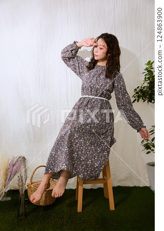 時尚的年輕女子 124863900