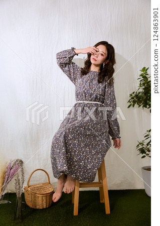 時尚的年輕女子 124863901