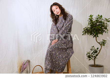 時尚的年輕女子 時尚的年輕女子 124863902