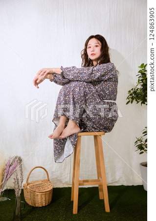 Stylish young woman 124863905
