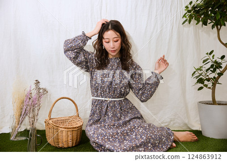 Stylish young woman 124863912