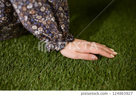 Stylish young woman 124863927