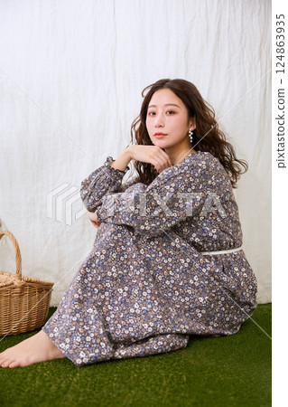 Stylish young woman 124863935