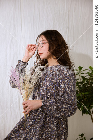 時尚的年輕女子 124863960