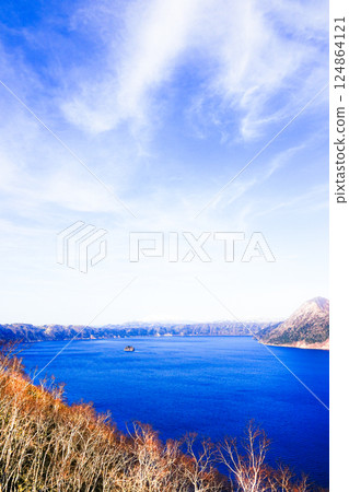 北海道弟子屈町摩週湖的春天，天空蔚藍清新 124864121