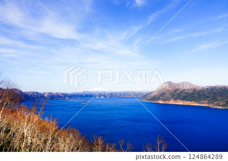 北海道雄偉的阿寒摩週國家公園內的摩週湖 124864289