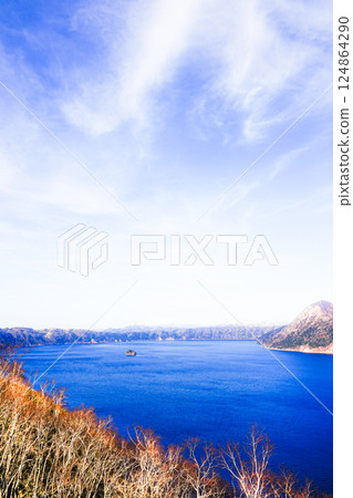 北海道雄偉的阿寒摩週國家公園內的摩週湖 124864290