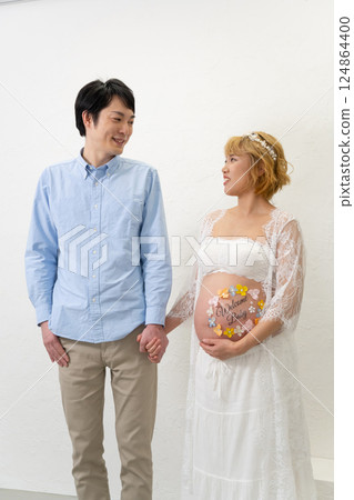 懷孕的夫婦並肩站著 124864400